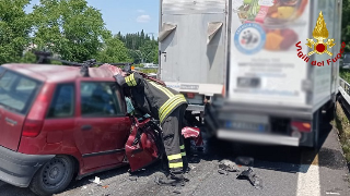 Tolentino - Schianto sulla ss77, ferito automobilista: estratto dall’abitacolo dai vigili del fuoco
